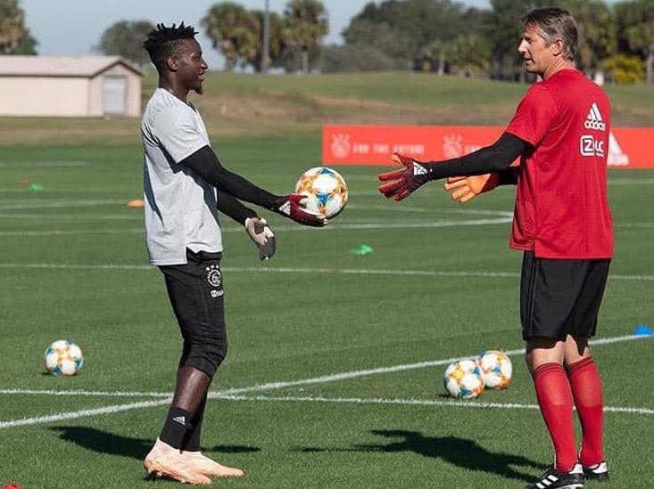 Van der Sar évoque Onana : « Il a toujours cette erreur improbable en lui »