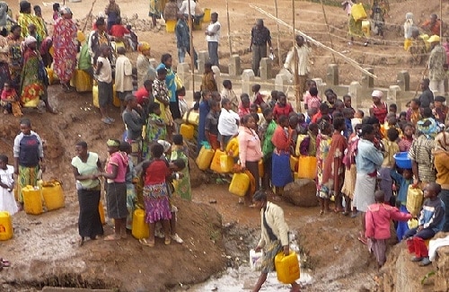 Pénurie d'eau à Douala : la population touchée par des coupures et des perturbations