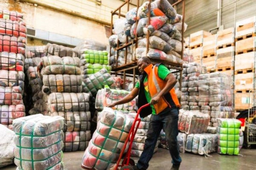 Importations de friperie au Cameroun : un marché en pleine expansion qui contraste avec les difficultés de la Cicam