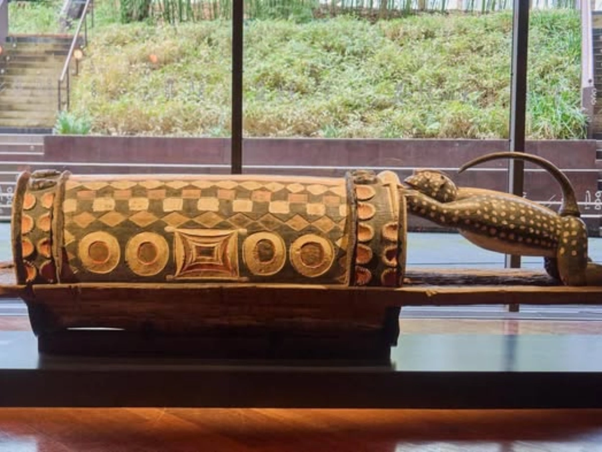 La France restitue le tambour Djidji Ayôkwé à la Côte d'Ivoire, 110 ans après son pillage