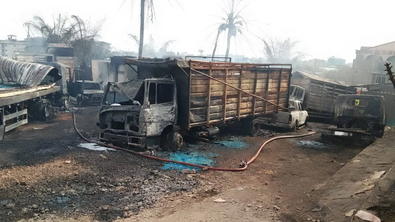 Explosion d'un camion d'acide chlorhydrique à Douala : un mort et d'importants dégâts