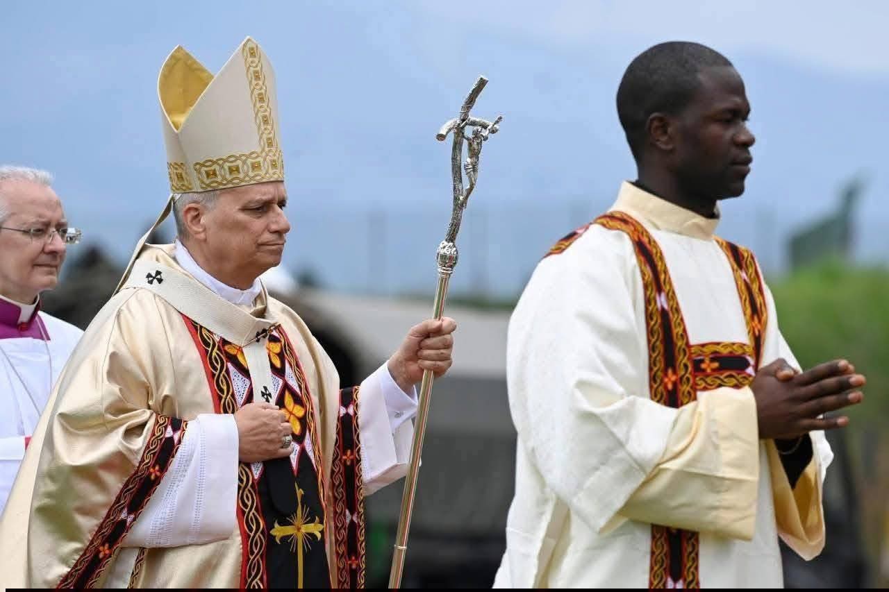 Visite papale à Bamenda : Léon XIV marque les esprits en tenue traditionnelle