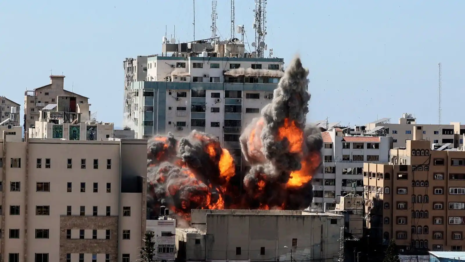 Les États-Unis et Israël mènent des frappes contre l'Iran, Téhéran riposte