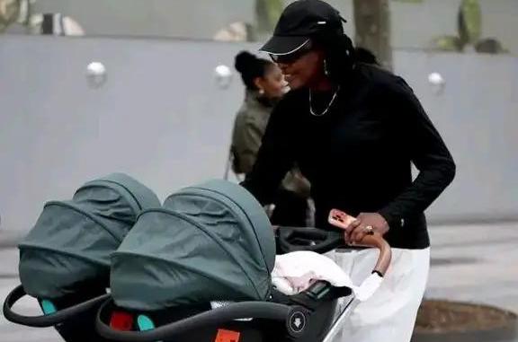Gaëlle Enganamouit aperçue à Paris avec ses jumelles : une sortie remarquée