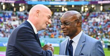 Gianni Infantino rend hommage à Roger Milla pour son 74e anniversaire