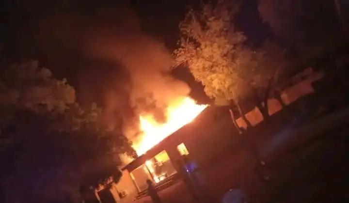 Crise Ebola en RDC : Un hôpital incendié à Rwampara, Ituri, sur fond de méfiance communautaire
