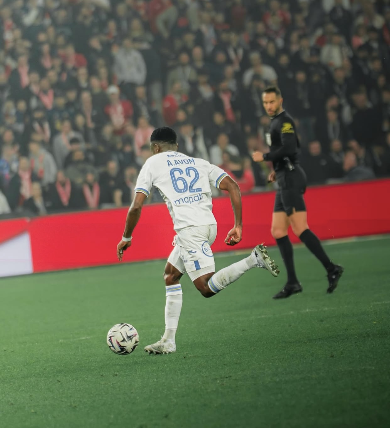 Arthur Avom : Le milieu de terrain camerounais en route pour Sunderland ?