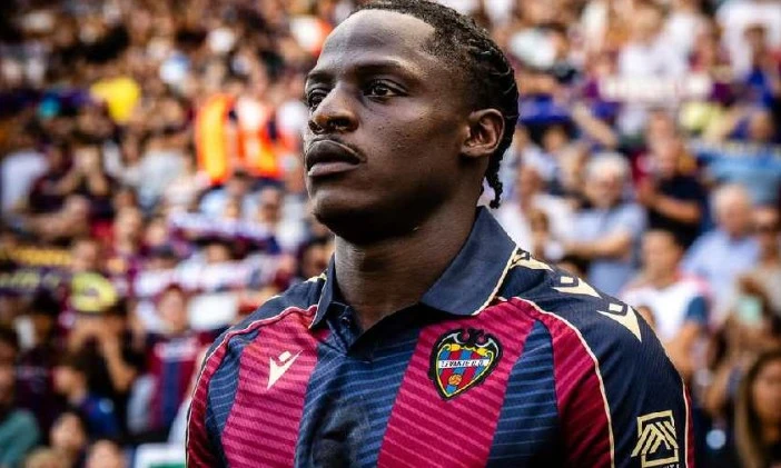 Karl Etta Eyong face au Barça : l'attaquant camerounais en quête de relance