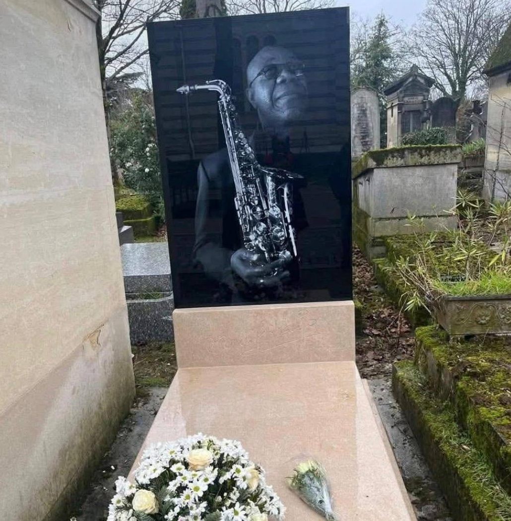 Paris : Une stèle commémorative en hommage à Manu Dibango inaugurée au Père Lachaise