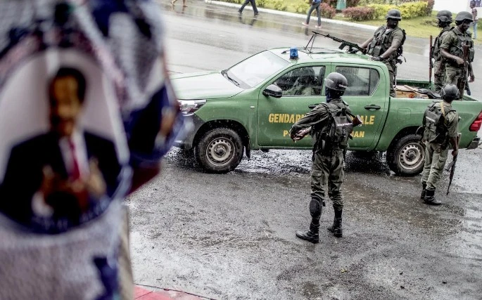 Cameroun : Arrestation de journalistes enquêtant sur des migrants expulsés des États-Unis