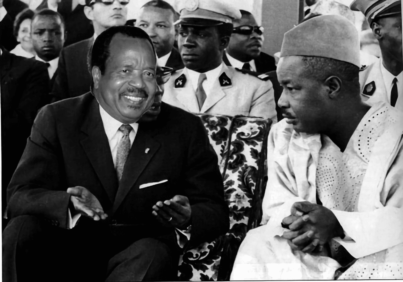 Pourquoi Ahidjo a choisi Paul Biya comme successeur : Analyse des motivations et conséquences