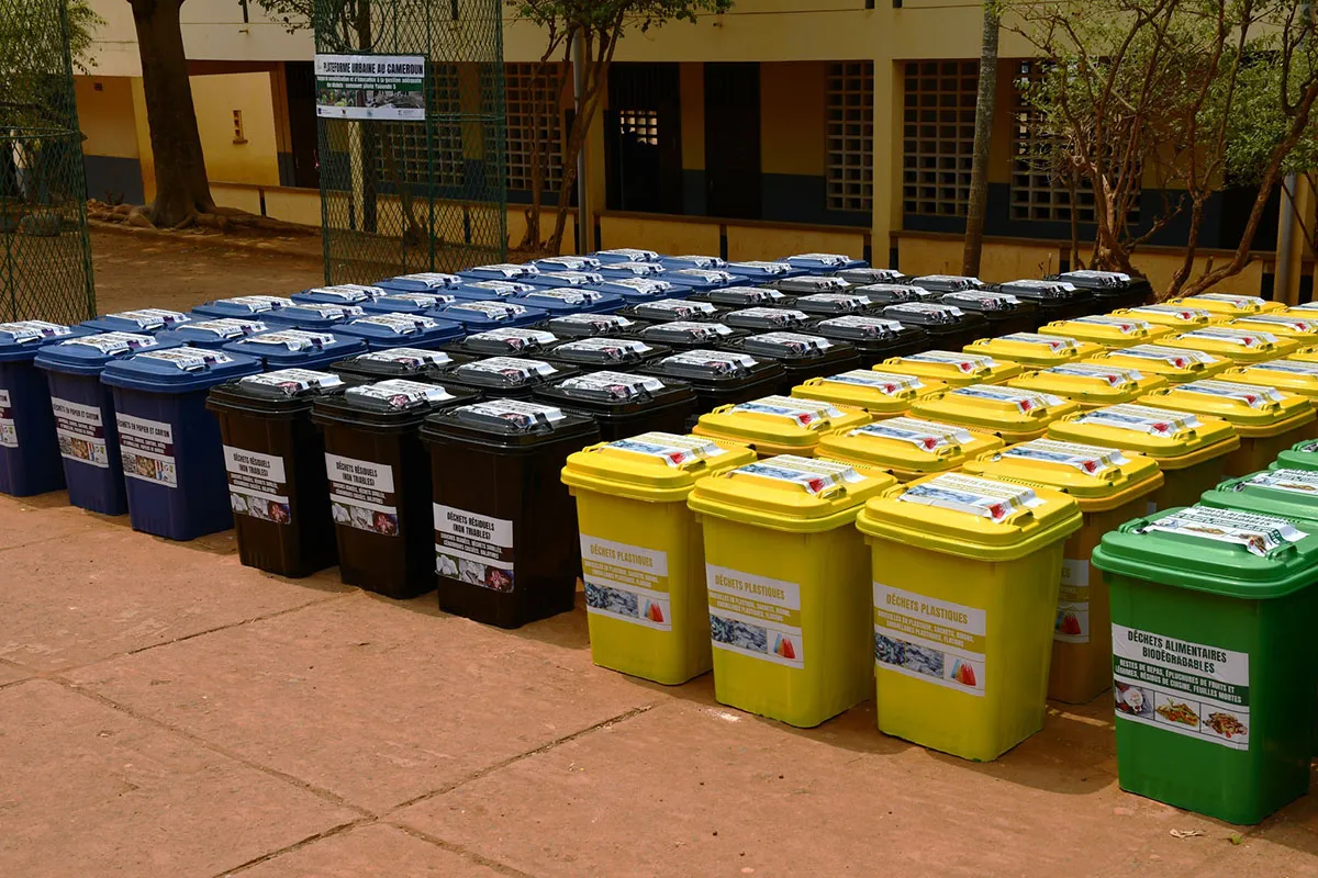 Le MINHDU dote l'École Publique de Ngousso de poubelles de tri sélectif et de cages de collecte de bouteilles plastiques