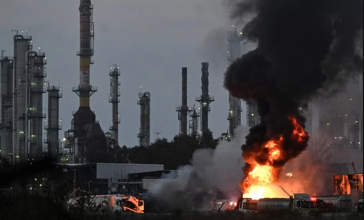 Frappe en Israël : l'Iran vise la raffinerie de Haïfa, suscitant des inquiétudes énergétiques