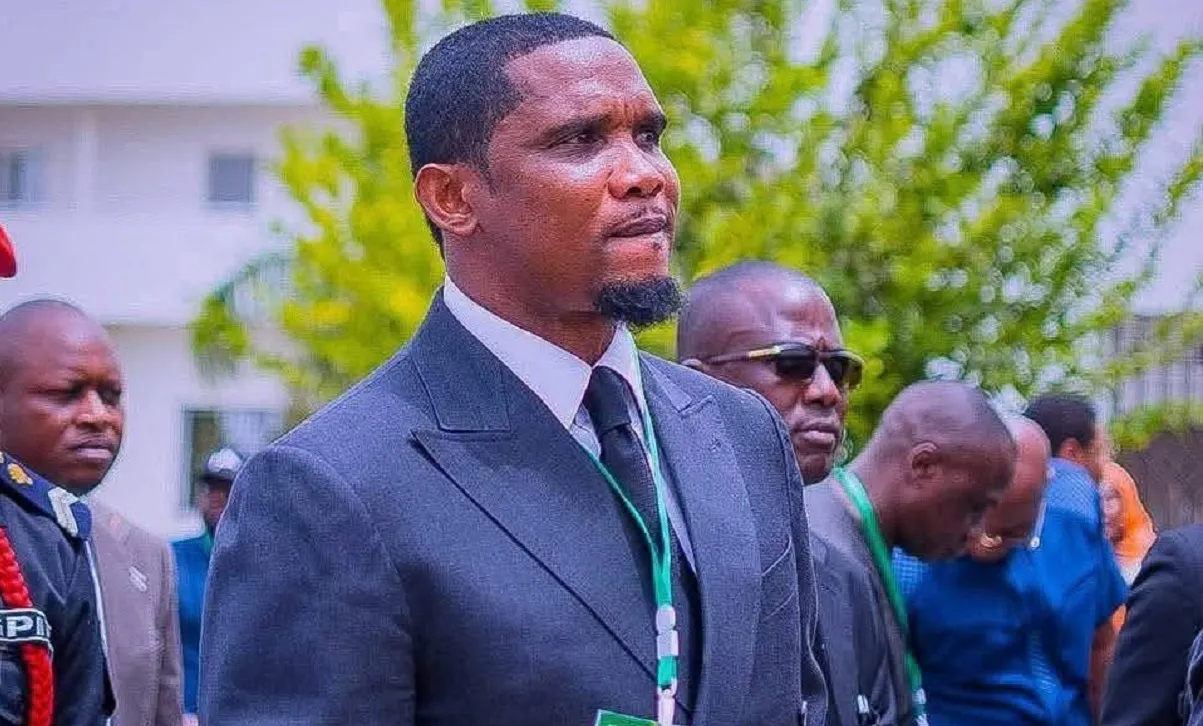 Samuel Eto'o récompense de jeunes footballeurs avec des terrains et des voitures