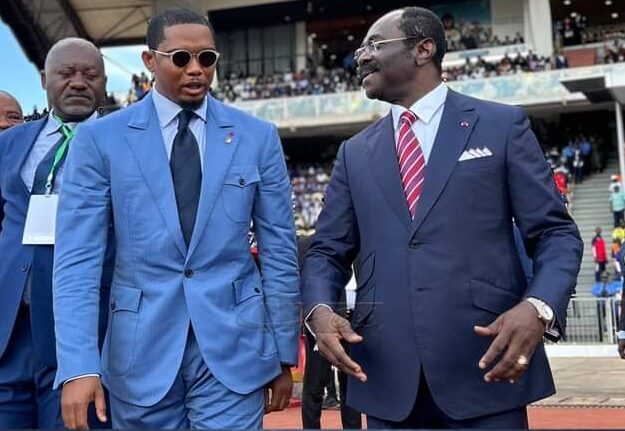 Samuel Eto'o salue Narcisse Mouelle Kombi lors de l'inauguration du nouveau siège de la FECAFOOT