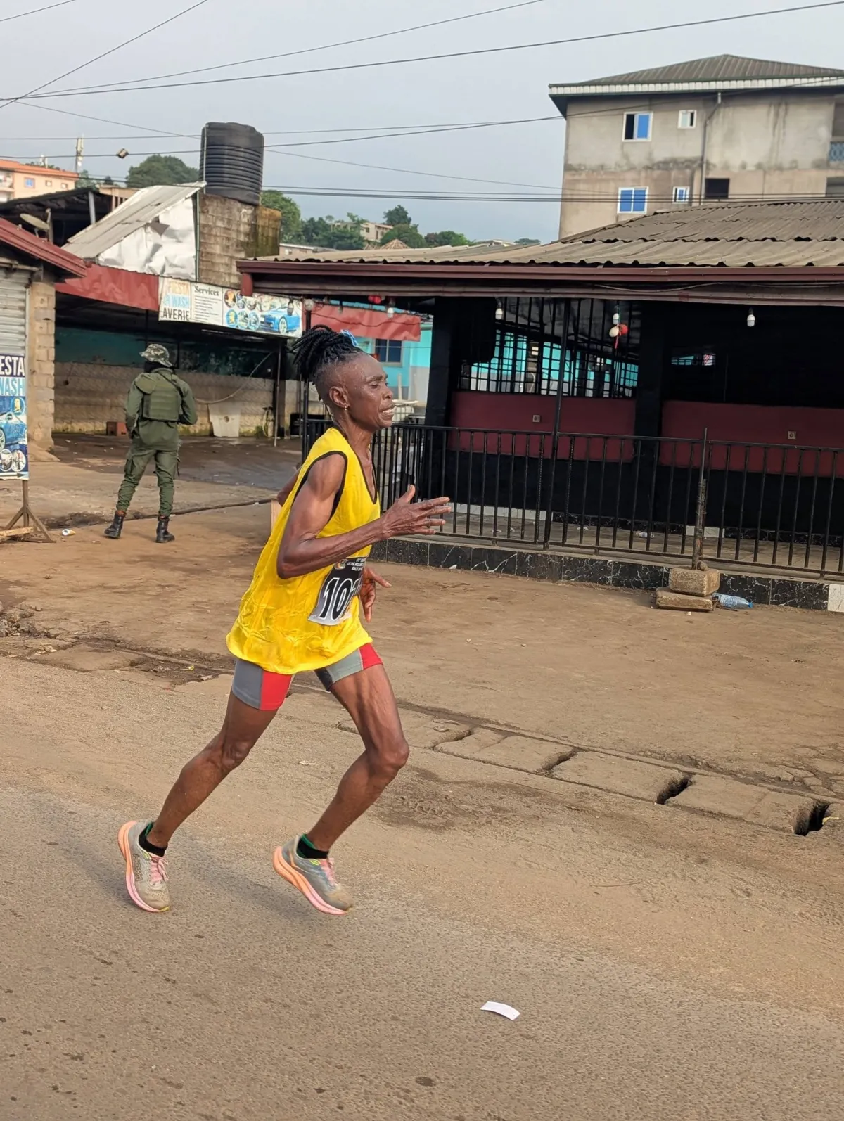 À 59 ans ou 62 ans, Sarah Liengu Etonge, grand-mère et légende, continue de briller à la Course de l'Espoir du Mont Cameroun