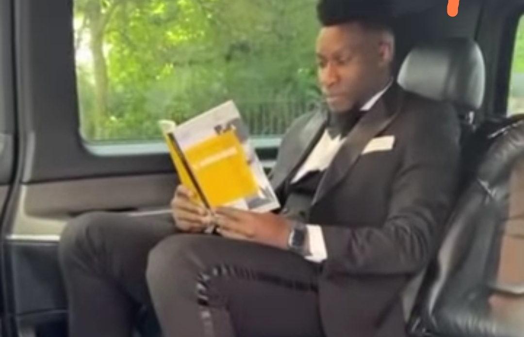 André Onana lit un livre critique envers Samuel Eto’o, ravivant les tensions au sein du football camerounais