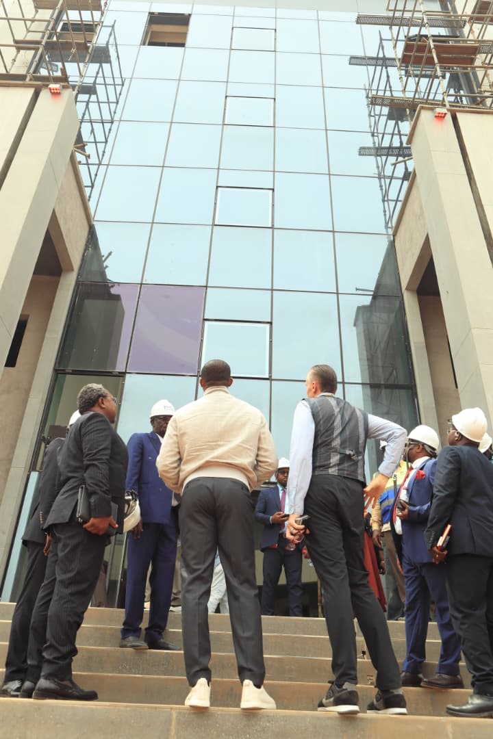 UBA Cameroun réaffirme son engagement envers la FECAFOOT lors d'une visite de chantier