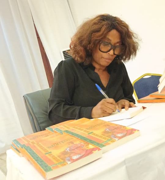 L'écrivaine camerounaise Calixte Awondo dédicace son autobiographie "Ma passion, mon Pays"
