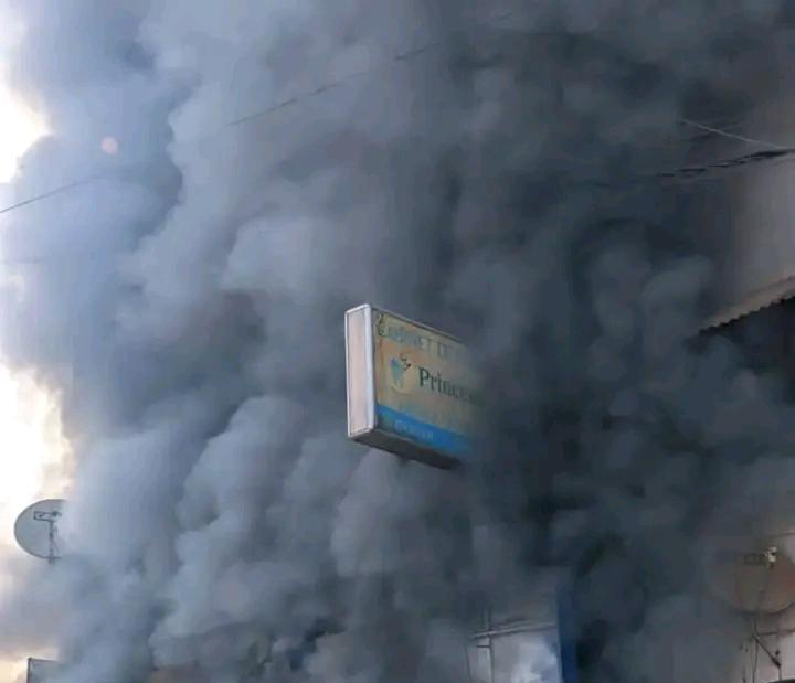 Incendie à Dschang : l'immeuble AREA ravagé, mobilisation des populations