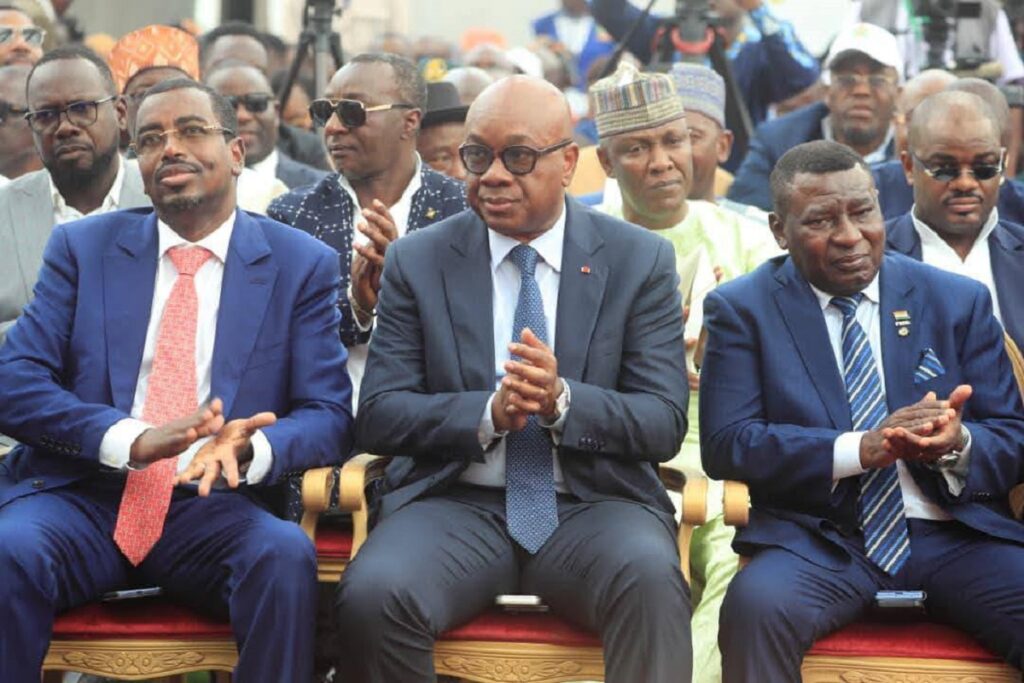 Idriss Diallo salue Samuel Eto'o pour l'inauguration du nouveau siège de la FECAFOOT